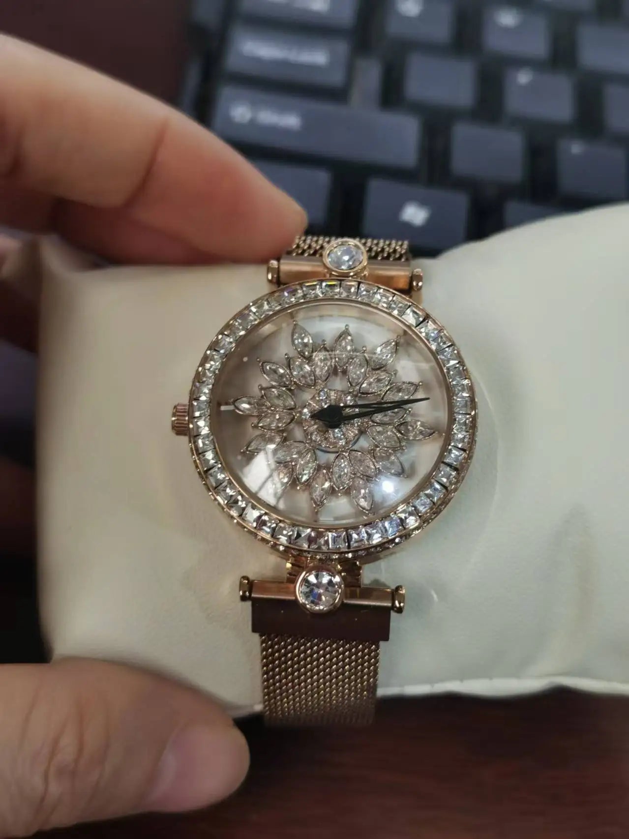 UTHAI Light Luxury Women's Watch Diamond-Accented 360° Running Clock Waterproof Genuine Leather Strap Quartz Watch for Women